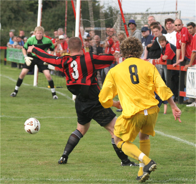 Lee Howard (3) tries to stop Roy Pook's cross
