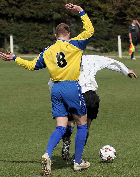 Greg Manton avoids fouling Sonny Banks
