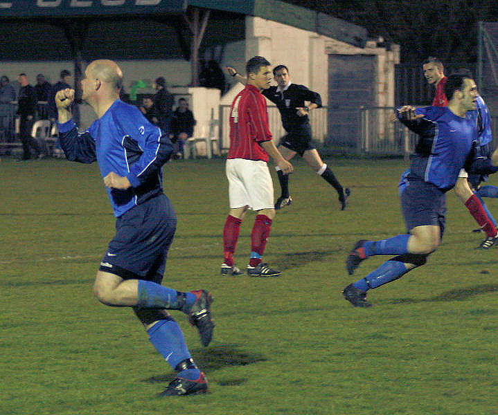 Tony Miles gets Wick's 2nd to make the score 3-2 to Arundel
