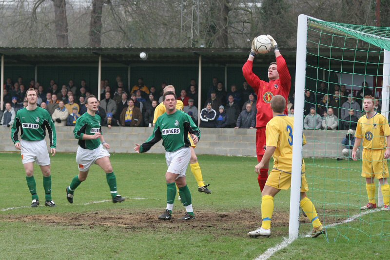 A good catch early on for Paul Smith, with Mark Jones and Gareth Graham on the posts
