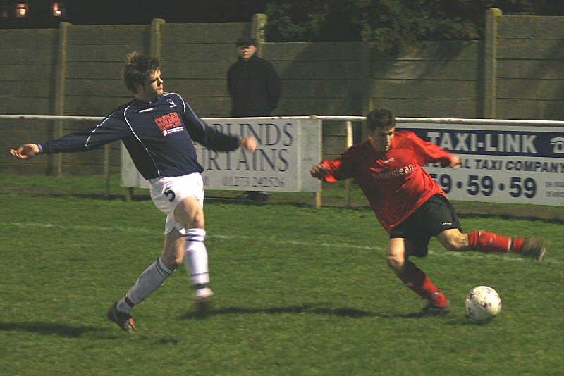 Tom Manton evades a Sean Brownell tackle
