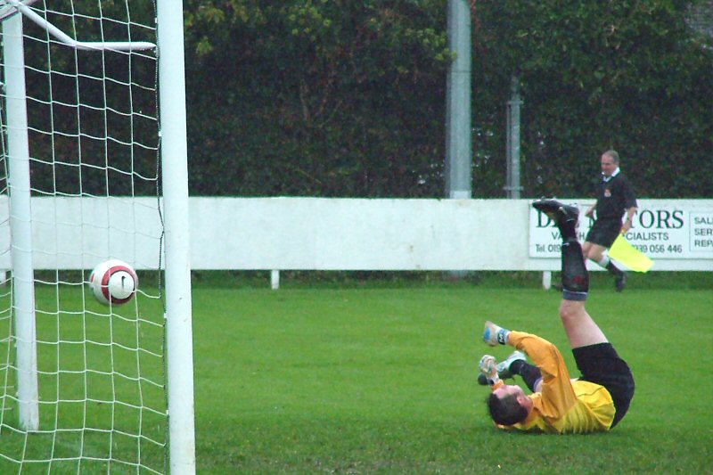 Andy McCarthy is unable to reach Stuart Beavon's shot, 1-0 to Didcot Town
