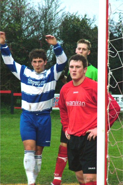 Ricky Mitchell (Saltdean), Lee Howard (Wick) and Adam Laundon (Wick) wait for a corner 
